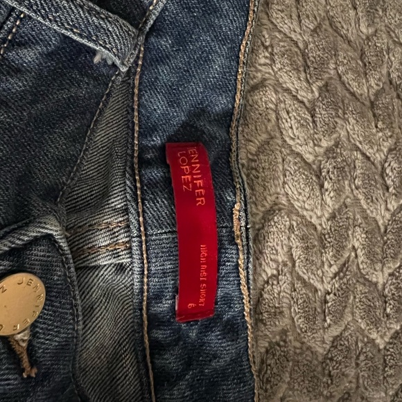 Jennifer Lopez, high waisted jean shorts. - Picture 2 of 2